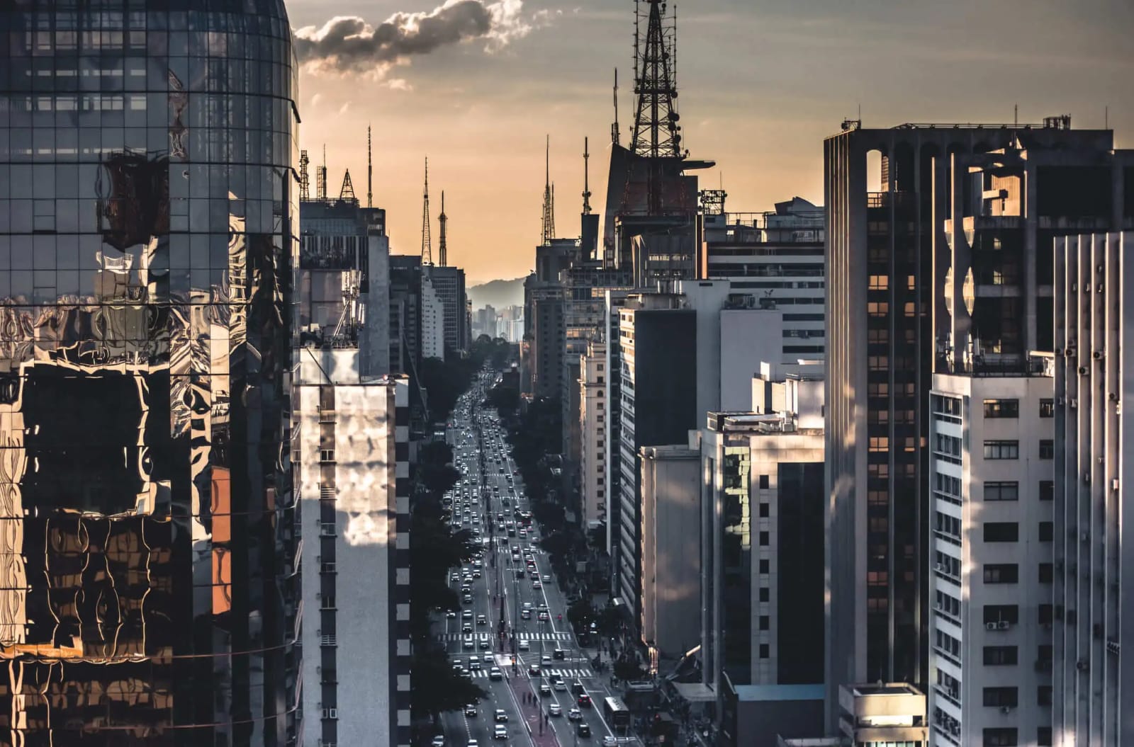 Avenida de São Paulo ao entardecer vista dos Jardins