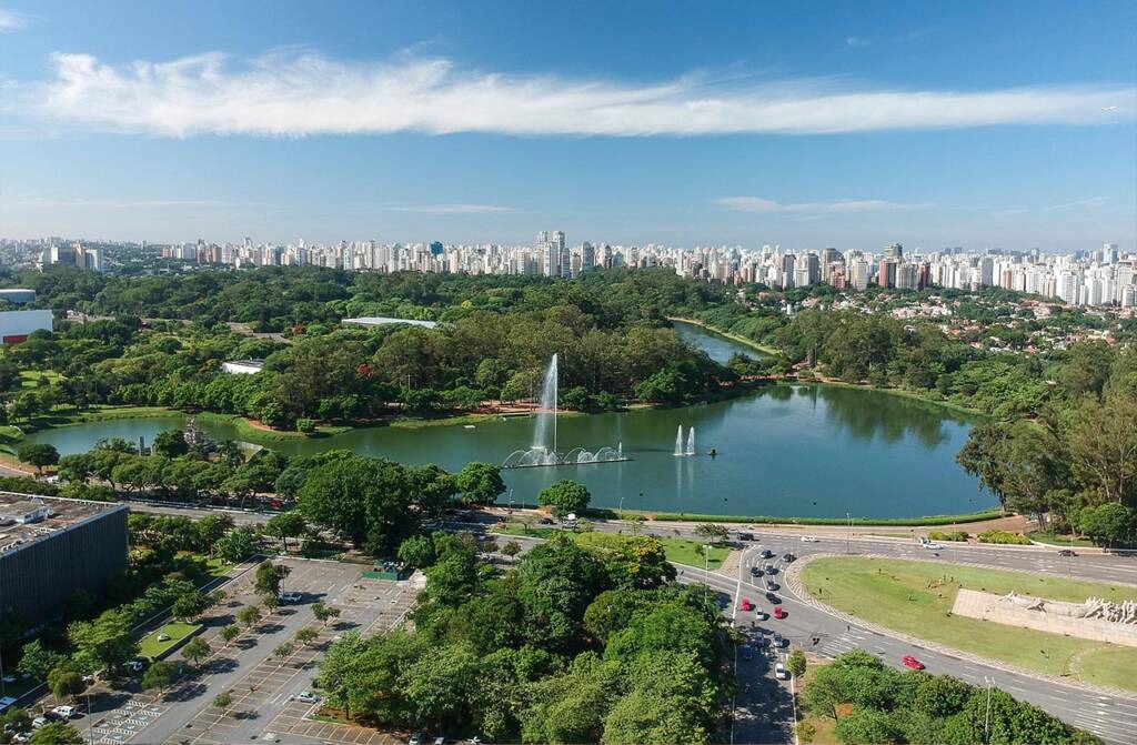 Vista aérea do Parque Ibirapuera e do skyline de Moema