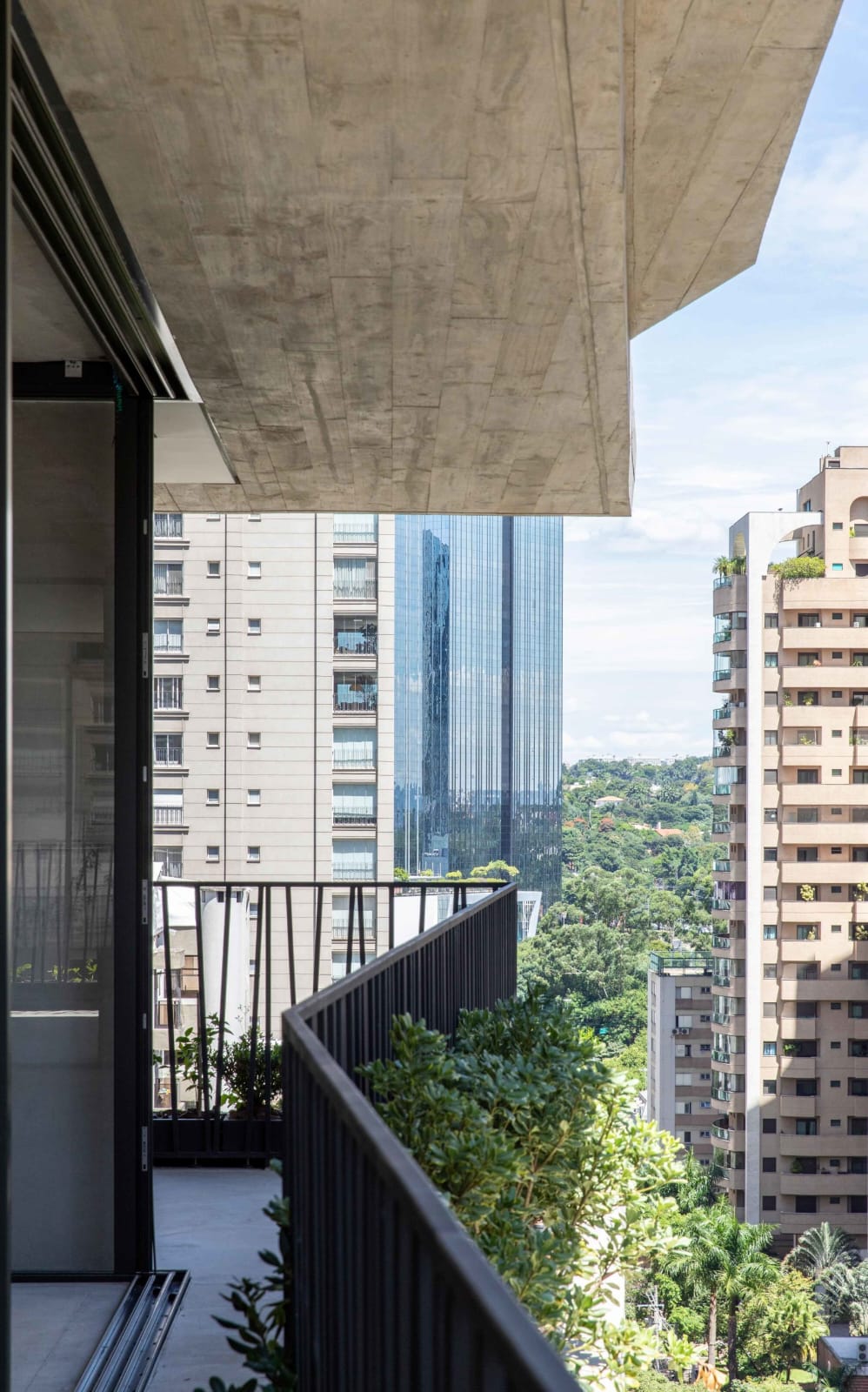 Varanda de apartamento com vista para as torres do Itaim Bibi